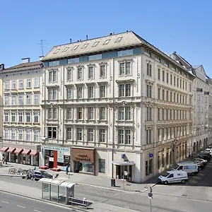 **** Отель Living An Der Oper Австрия